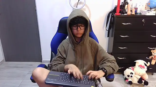 thomascooper7 online show from April 21, 9:28 pm