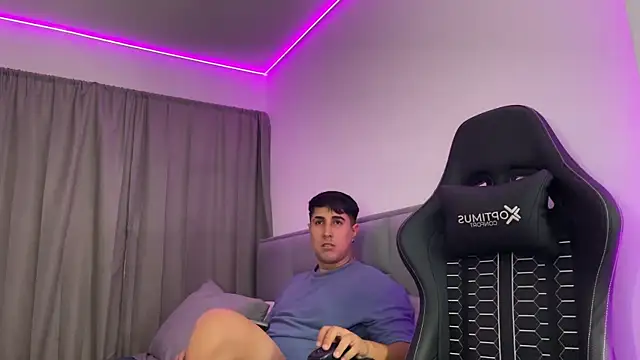 Snapshot of dereckbrownn chatting on November 4, 2:43 am dereckbrownn online show from November 4, 2:43 am