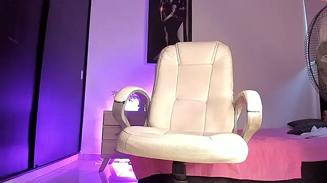 ALANAH KITTY online show from December 9, 10:20 pm