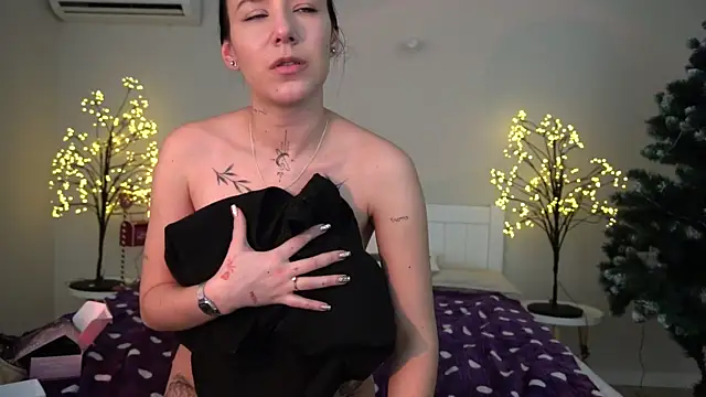 Snapshot of NikkiGoldSide chatting on January 11, 1:01 pm NikkiGoldSide online show from January 11, 1:01 pm