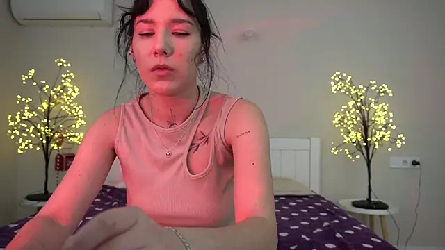 Snapshot of NikkiGoldSide chatting on February 8, 1:44 pm NikkiGoldSide online show from February 8, 1:44 pm