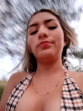 Snapshot of GIRL_DONCELLA chatting on December 16, 10:45 pm GIRL DONCELLA online show from December 16, 10:45 pm