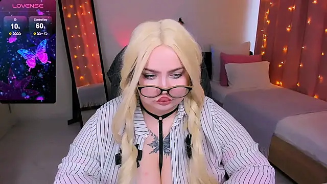 Snapshot of love_insidee chatting on January 16, 11:48 am love insidee online show from January 16, 11:48 am