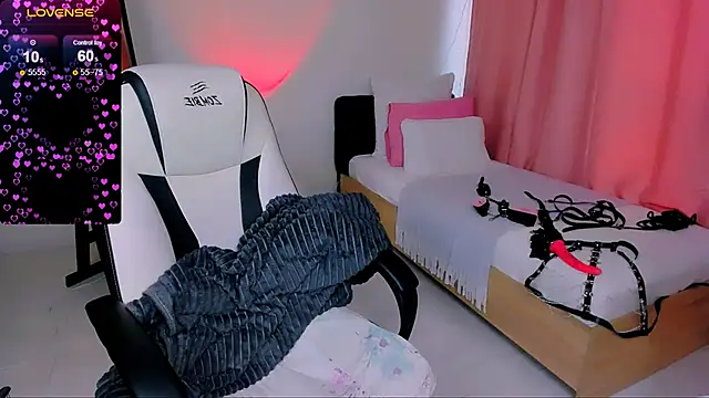 Snapshot of love_insidee chatting on February 7, 11:34 am love insidee online show from February 7, 11:34 am