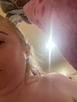 Snapshot of BrigitDani_ chatting on February 6, 1:43 pm BrigitDani  online show from February 6, 1:43 pm