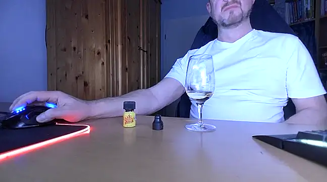 Snapshot of Tom_PP_cgn chatting on February 15, 11:03 pm Tom PP cgn online show from February 15, 11:03 pm