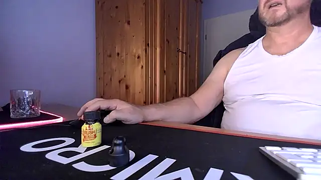 Snapshot of Tom_PP_cgn chatting on October 13, 1:49 am Tom PP cgn online show from October 13, 1:49 am