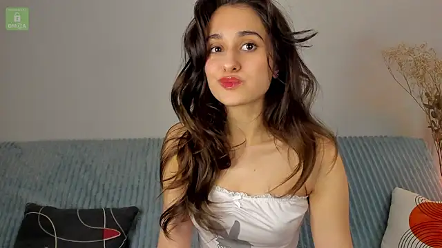 Snapshot of erika_hoiree chatting on December 6, 10:30 pm erika hoiree online show from December 6, 10:30 pm