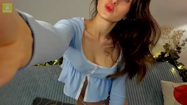 Snapshot of erika_hoiree chatting on December 20, 11:58 pm erika hoiree online show from December 20, 11:58 pm