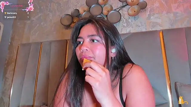 KimDevinne online show from April 11, 7:45 am