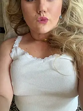 Snapshot of scarletseduction_ chatting on July 8, 12:42 pm scarletseduction online show from July 8, 12:42 pm