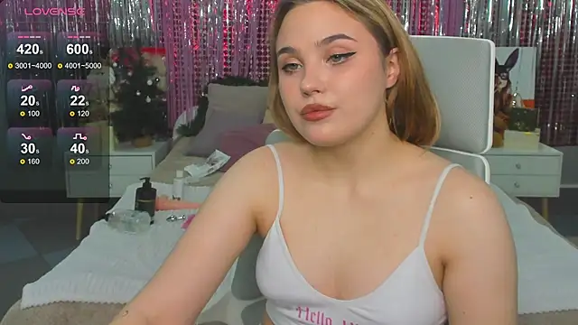 Snapshot of Sweet_muffin00 chatting on December 11, 12:23 pm Sweet muffin00 online show from December 11, 12:23 pm