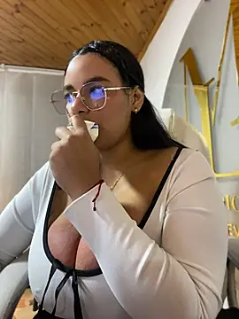 Snapshot of Isabella_boobd chatting on July 3, 1:01 am Isabella boobd online show from July 3, 1:01 am