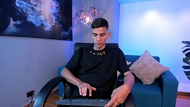 Aaron Scoot online show from April 20, 8:43 pm