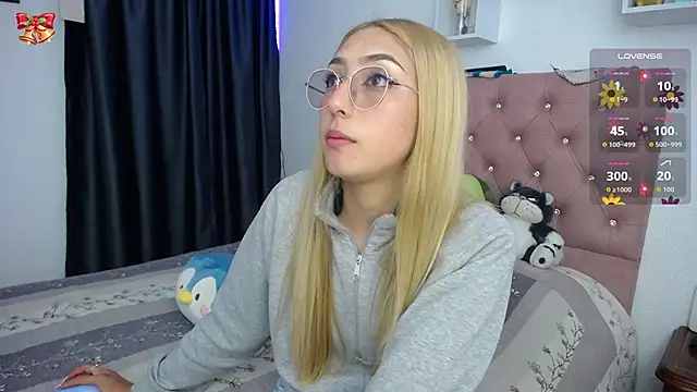 Snapshot of Soffy-brooks chatting on December 15, 3:33 am Soffy-brooks online show from December 15, 3:33 am