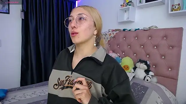 Snapshot of Soffy-brooks chatting on December 16, 10:04 pm Soffy-brooks online show from December 16, 10:04 pm