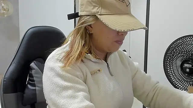 Snapshot of alma_fenix chatting on February 2, 12:26 pm alma fenix online show from February 2, 12:26 pm