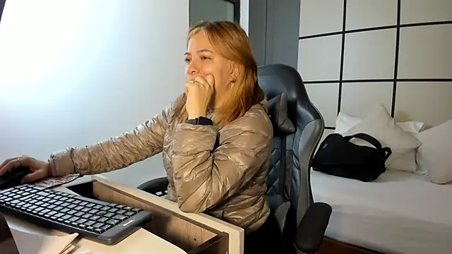 Snapshot of alma_fenix chatting on February 3, 12:21 pm alma fenix online show from February 3, 12:21 pm