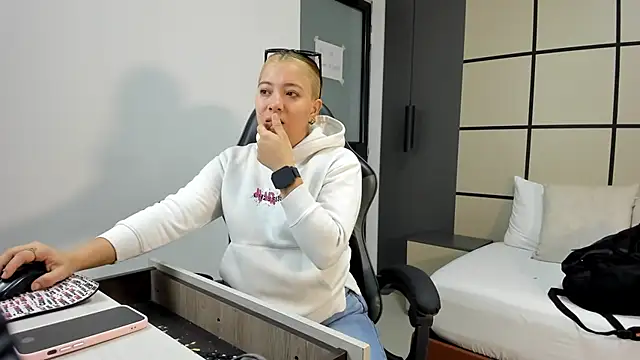 Snapshot of alma_fenix chatting on February 4, 12:22 pm alma fenix online show from February 4, 12:22 pm