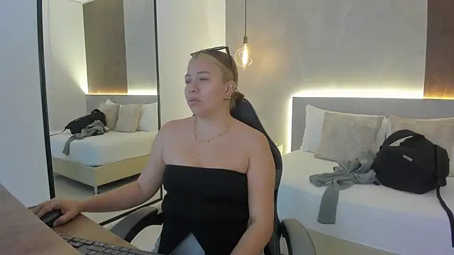 Snapshot of alma_fenix chatting on February 9, 12:31 pm alma fenix online show from February 9, 12:31 pm