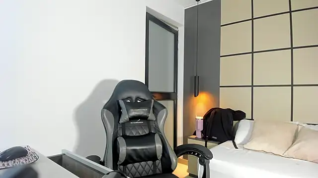 Snapshot of alma_fenix chatting on February 13, 12:45 pm alma fenix online show from February 13, 12:45 pm