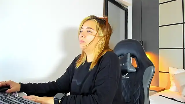 Snapshot of alma_fenix chatting on February 16, 12:45 pm alma fenix online show from February 16, 12:45 pm