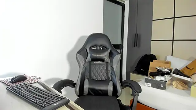 Snapshot of alma_fenix chatting on February 18, 12:34 pm alma fenix online show from February 18, 12:34 pm