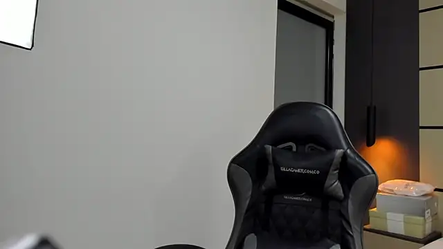 Snapshot of alma_fenix chatting on February 19, 12:45 pm alma fenix online show from February 19, 12:45 pm