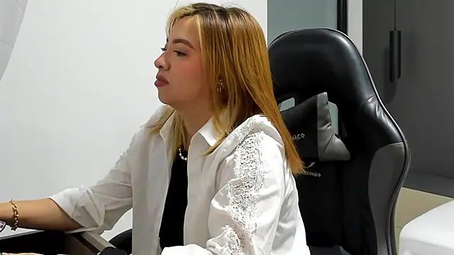 Snapshot of alma_fenix chatting on February 20, 4:29 pm alma fenix online show from February 20, 4:29 pm