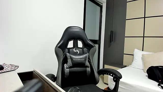 Snapshot of alma_fenix chatting on March 4, 12:22 pm alma fenix online show from March 4, 12:22 pm