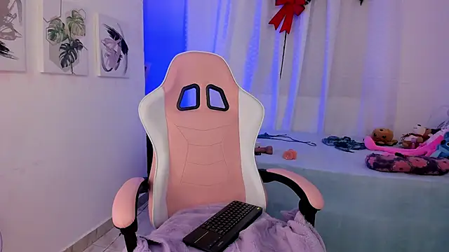 Snapshot of Lia_Petite1 chatting on March 7, 5:51 am Lia Petite1 online show from March 7, 5:51 am