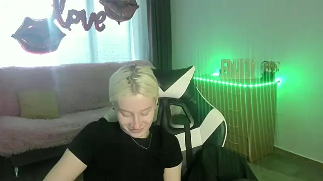 Snapshot of EnigmaSee chatting on April 27, 10:02 am EnigmaSee online show from April 27, 10:02 am