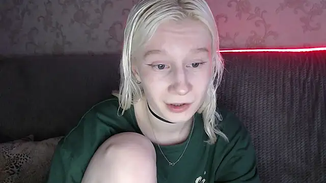 Snapshot of EnigmaSee chatting on May 4, 1:45 am EnigmaSee online show from May 4, 1:45 am