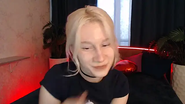 Snapshot of EnigmaSee chatting on May 7, 9:58 am EnigmaSee online show from May 7, 9:58 am