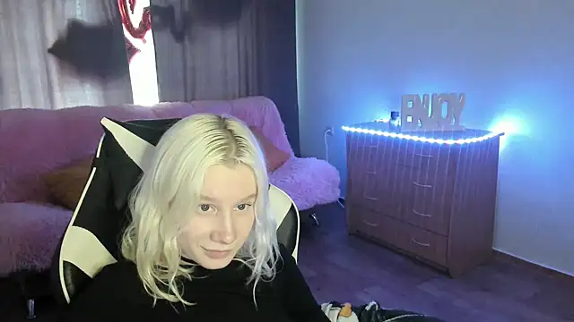 Snapshot of EnigmaSee chatting on May 18, 5:24 am EnigmaSee online show from May 18, 5:24 am
