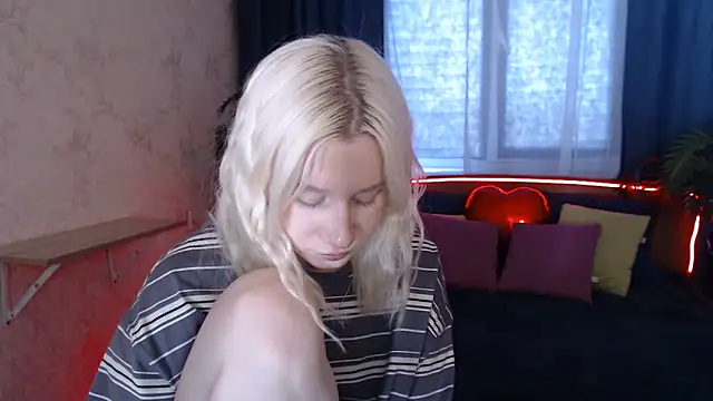 Snapshot of EnigmaSee chatting on May 25, 12:22 pm EnigmaSee online show from May 25, 12:22 pm
