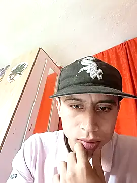 Snapshot of Mich_Stev9524 chatting on December 22, 9:01 pm Mich Stev9524 online show from December 22, 9:01 pm