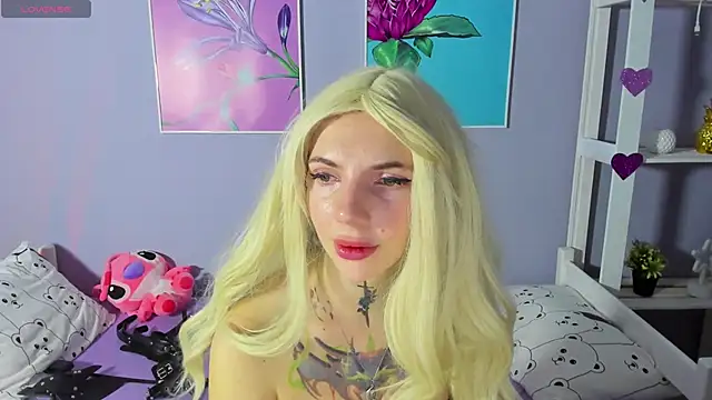 Snapshot of AnneTenet chatting on December 13, 3:05 am AnneTenet online show from December 13, 3:05 am