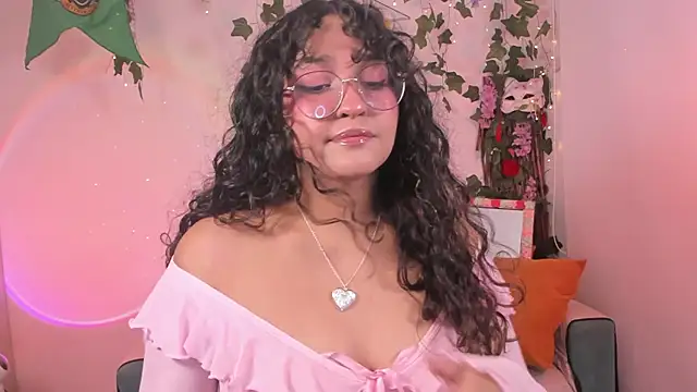 Snapshot of cutepie_uwu_ chatting on February 26, 11:59 pm cutepie uwu  online show from February 26, 11:59 pm