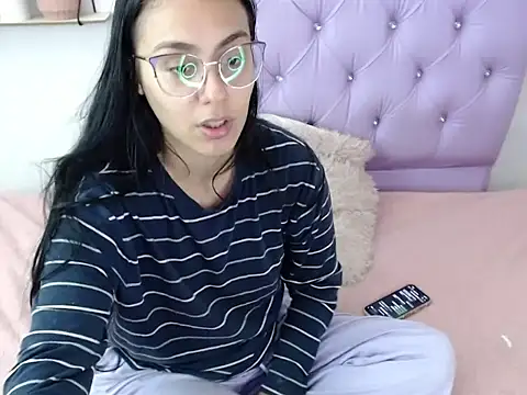 Snapshot of Freyja_01 chatting on October 5, 2:32 am Freyja 01 online show from October 5, 2:32 am