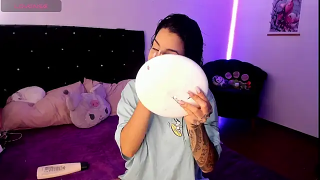 Snapshot of Alice_woodville chatting on December 11, 8:07 pm Alice woodville online show from December 11, 8:07 pm