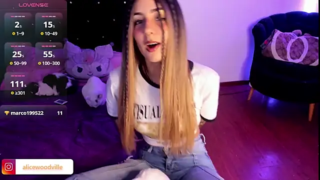 Snapshot of Alice_woodville chatting on December 28, 11:59 pm Alice woodville online show from December 28, 11:59 pm