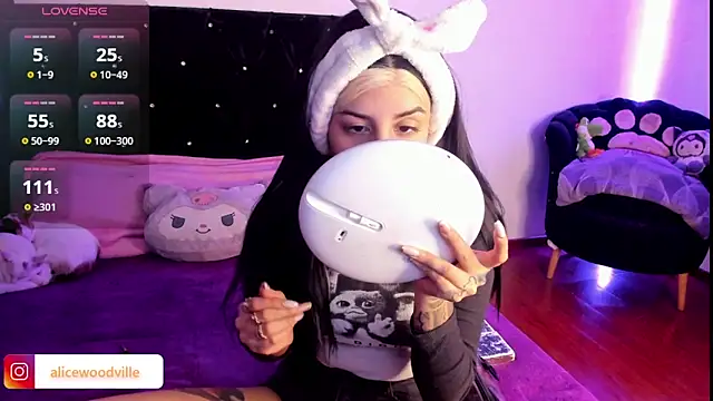 Snapshot of Alice_woodville chatting on January 2, 10:11 pm Alice woodville online show from January 2, 10:11 pm