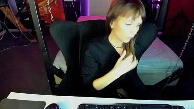 Snapshot of Elizabe_th chatting on February 1, 9:19 pm Elizabe th online show from February 1, 9:19 pm