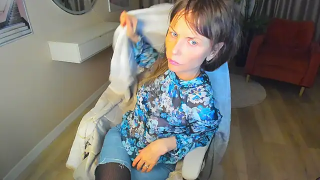 Snapshot of Elizabe_th chatting on February 6, 10:21 pm Elizabe th online show from February 6, 10:21 pm