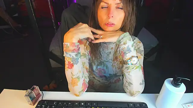 Snapshot of Elizabe_th chatting on March 10, 6:59 am Elizabe th online show from March 10, 6:59 am