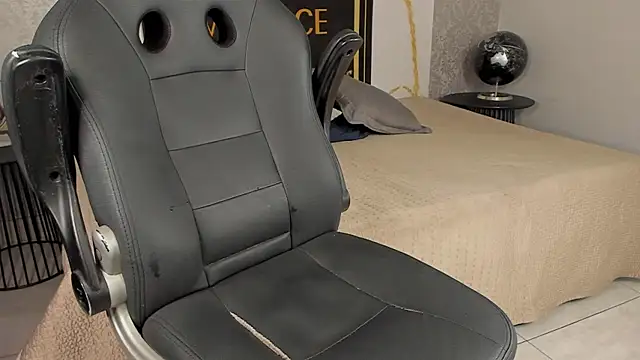 Desmon Clark online show from February 1, 1:55 am