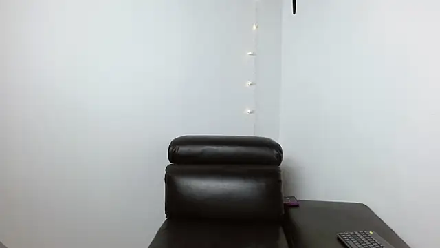 Snapshot of JhoanitaCats chatting on December 9, 11:03 pm JhoanitaCats online show from December 9, 11:03 pm