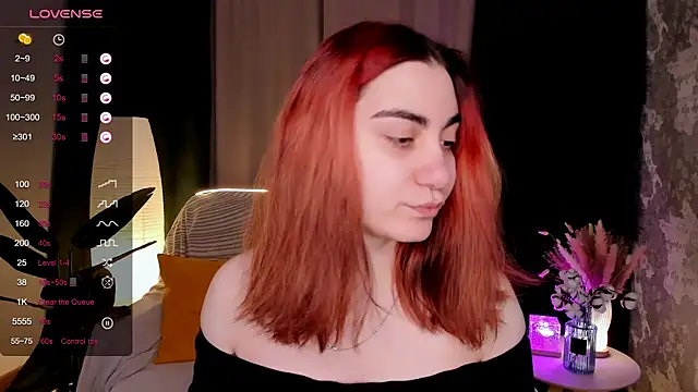 Snapshot of hannacheekss_ chatting on February 12, 2:06 am hannacheekss online show from February 12, 2:06 am