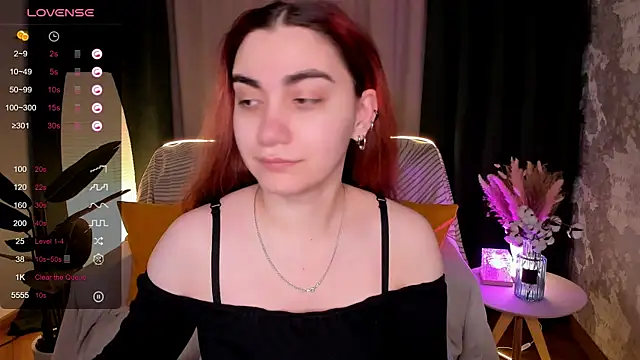 Snapshot of hannacheekss_ chatting on February 18, 2:07 am hannacheekss online show from February 18, 2:07 am